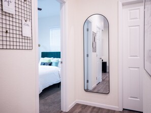 3 habitaciones, escritorio y tabla de planchar con plancha