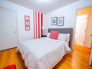 3 habitaciones, escritorio y tabla de planchar con plancha 