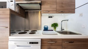 Een koelkast, een microgolfoven, een oven, een vaatwasser