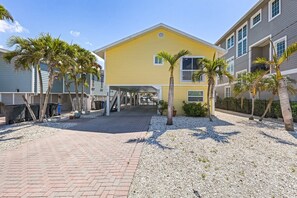 Exterior - Gulf Access, Heated Pool, Grill & Lanai – Primo Getaway – Roelens (Fort Myers Beach)