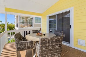 Outdoor dining - Gulf Access, Heated Pool, Grill & Lanai – Primo Getaway – Roelens (Fort Myers Beach)