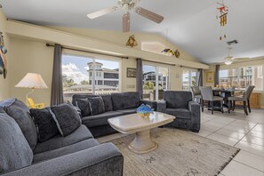 Smart TV - Gulf Access, Heated Pool, Grill & Lanai – Primo Getaway – Roelens (Fort Myers Beach)