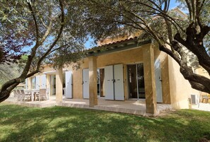Exterior - Jardin d'Uzès walking distance village (Saint-Quentin-la-Poterie)
