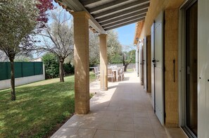 Outdoor dining - Jardin d'Uzès walking distance village (Saint-Quentin-la-Poterie)