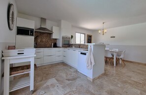 Een koelkast, een microgolfoven, een oven, een vaatwasser