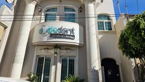 A building with a classical architectural style, featuring a prominent entrance with a sign that reads "doddent." - Casa Real Hotel (Degollado)