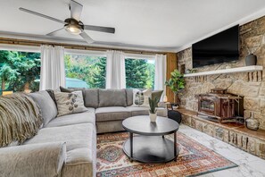Smart TV - The Stone Lodge | Sleeps 15 | Hot Tubs | Game Room (Cascade)
