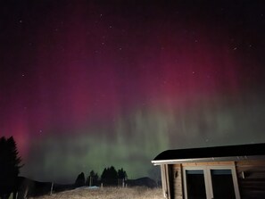 Majoituspaikan julkisivu illalla/yöllä