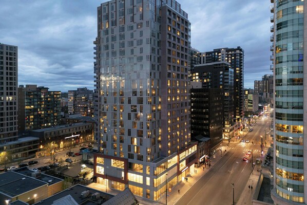 Un immeuble de grande hauteur, doté de nombreux étages, de grandes fenêtres et d’une architecture moderne.