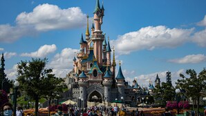 A large castle with multiple towers and spires, surrounded by a crowd of people. - Cosy studio proche RER, idéal pour visiter Paris (Nogent-sur-Marne)