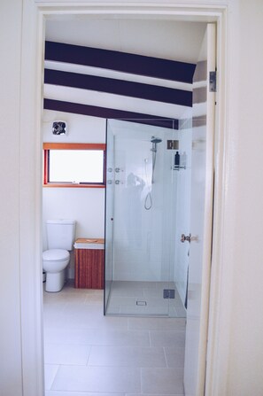 Hair dryer, towels - Uzuri Barossa, Tranquil guesthouse retreat in Lyndoch, Barossa Valley (Altona)