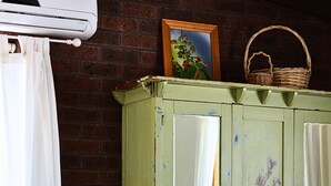 A room with a green cabinet, a white curtain, and a bed. - UzuriBarossa, Tranquil guesthouse retreat in Lyndoch, Barossa Valley (Altona)