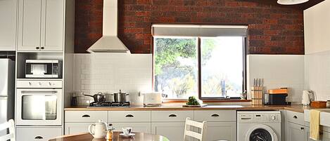 Refrigerador, horno, parrilla de estufa y cafetera y tetera