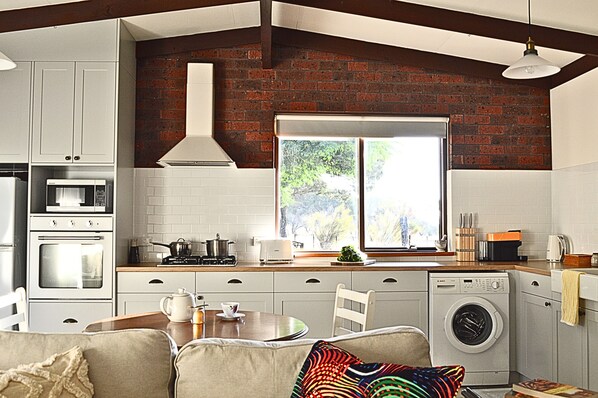 Fridge, oven, stovetop, coffee/tea maker