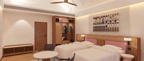 Una habitación de hotel moderna con dos camas, un armario de madera, un área de descanso con una mesa y sillas, y un adorno en la pared.