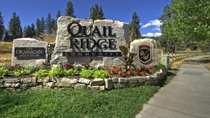 A sign for Quail Ridge Community with The Okanagan Golf Club. - Luxe Studio - 102A (Kelowna)