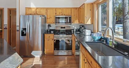 4 Umpqua - Sunny Sunriver! Hot Tub, AC, SHARC, Amazing Location!