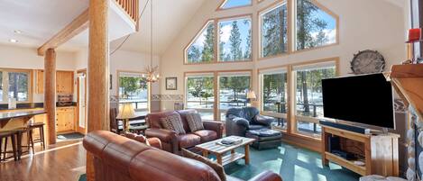 Televisie, een open haard en een dvd-speler