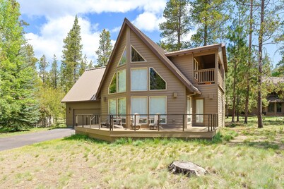 Sunny Sunriver! Hot Tub, AC, SHARC, Amazing Location!