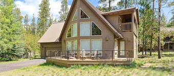 Sunny Sunriver! Hot Tub, AC, SHARC, Amazing Location!