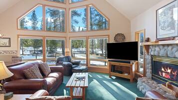 Fernseher, Kamin, DVD-Player