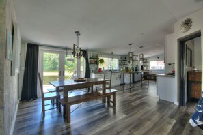 Dining - 3 bedroom home in charming Davenport with AC, WiFi 20 min away to Disney (Davenport)