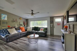 Smart TV - 3 bedroom home in charming Davenport with AC, WiFi 20 min away to Disney (Davenport)