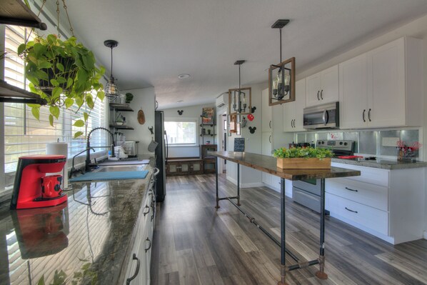 Fridge, microwave, oven, stovetop - 3 bedroom home in charming Davenport with AC, WiFi 20 min away to Disney (Davenport)