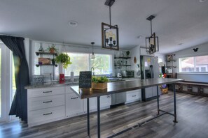 Kühlschrank, Mikrowelle, Ofen, Herdplatte