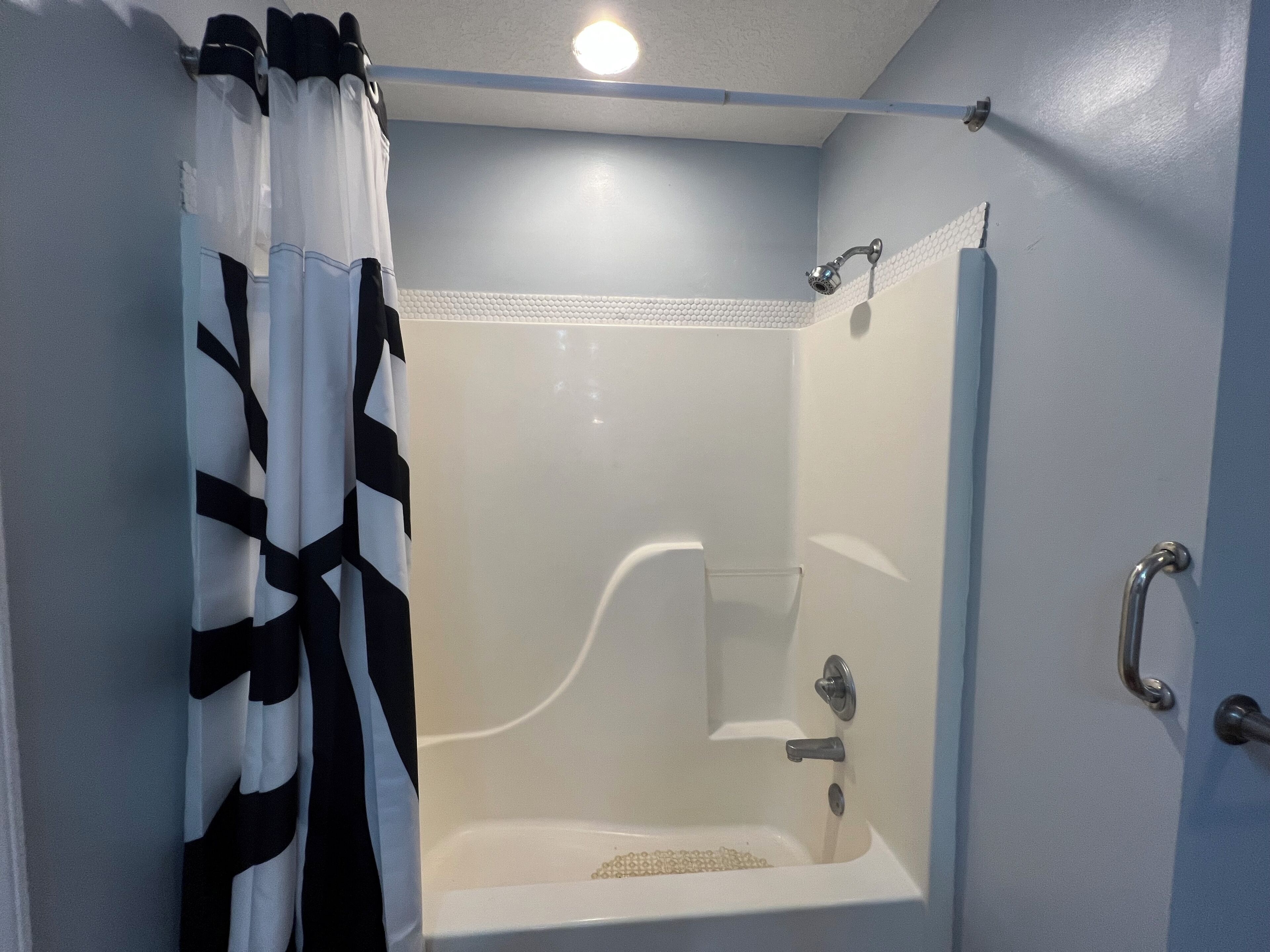 Sèche-cheveux, serviettes fournies, savon, papier toilette