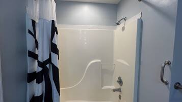 SĂšche-cheveux, serviettes fournies, savon, papier toilette