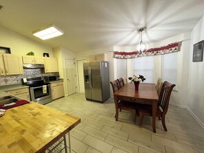 Dining - Backyard lake,near I- 95,To zoo,cumberland park,kingsbay base navy base,beaches (Kingsland)