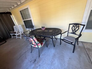 Outdoor dining - Backyard lake,near I- 95,To zoo,cumberland park,kingsbay base navy base,beaches (Kingsland)