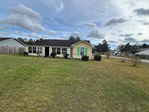 Exterior - Backyard lake,near I- 95,To zoo,cumberland park,kingsbay base navy base,beaches (Kingsland)