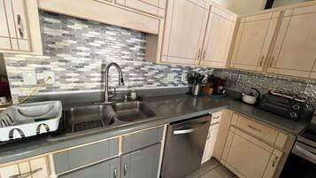 冰箱、微波炉、烤箱、炉灶