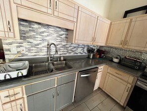 Fridge, microwave, oven, stovetop - Backyard lake,near I- 95,To zoo,cumberland park,kingsbay base navy base,beaches (Kingsland)