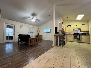 Interior - Backyard lake,near I- 95,To zoo,cumberland park,kingsbay base navy base,beaches (Kingsland)