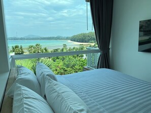 尊榮套房, 2 間臥室, 海景 | 書桌、免費無線上網