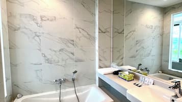 Studio Comfort, balkon, pemandangan laut | Kamar mandi | Shower dan handuk