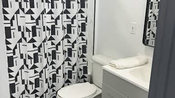 Secadora de cabello, toallas, jabón, papel de baño