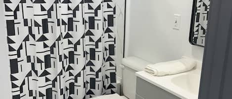 Secadora de cabello, toallas, jabón, papel de baño