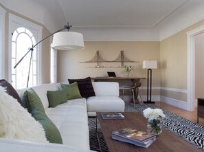Smart TV, chimenea y estéreo 