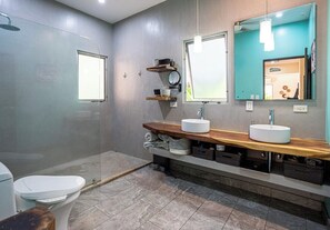 Doccia, asciugacapelli, bidet, asciugamani