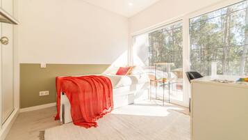 4 bedrooms, iron/ironing board, free WiFi, bed sheets