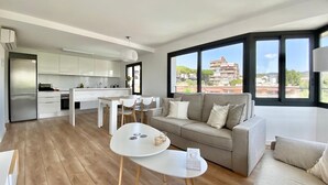 Un appartement moderne comprenant une cuisine, un coin repas et un salon.
