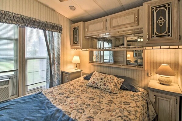 1 bedroom, WiFi, bed sheets - Couples cabin on Three Island Lake in Bemidji, MN (Bemidji)