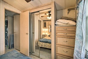 1 bedroom, WiFi, bed sheets - Couples cabin on Three Island Lake in Bemidji, MN (Bemidji)