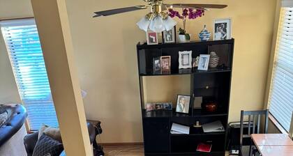 Spacious 4-bedroom townhome with fitness room, WiFi in awesome Hanover Park
