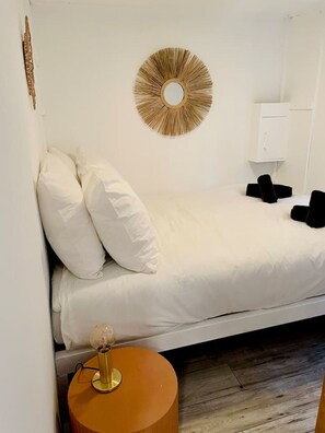 1 bedroom, desk, WiFi, bed sheets