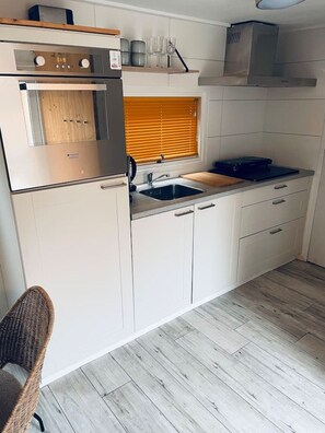 Refrigerador, horno, parrilla de estufa y cafetera y tetera